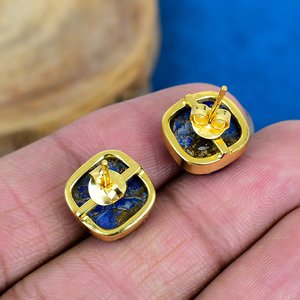 Boucles d'oreilles clous en pierre précieuse naturelle Lapis Lazuli forme coussin, finition or 18 carats sur argent sterling 925 - Product Image 4