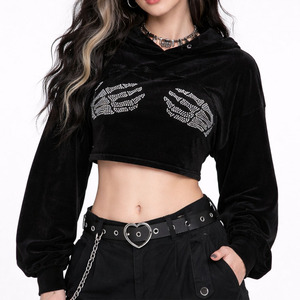 Oferta Especial: Sudaderas Cortas Negras Personalizadas para Mujer con Gráfico de Mano de Esqueleto y Pedrería, Estilo Urbano, Tejido Suave, OEM ODM - Product Image 4