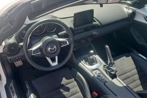 Mazda MX-5 Miata RF Club Cabriolet 2022 d'occasion en excellent état, prêt à être expédié dans le monde entier - Product Image 2