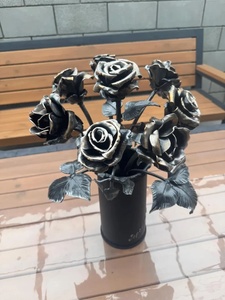 Sculpture de rose en fer forgé, résistante à la rouille, fabriquée à la main – Une pièce décorative élégante pour la maison ou le jardin. - Product Image 2