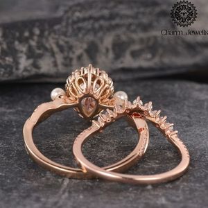 Anillo de Compromiso Charm_Jewells de Plata Chapada en Oro Rosa con Moissanita de Corte Cojín, Perlas de Agua Dulce y Diamantes Engastados en Pavé IGI - Product Image 6