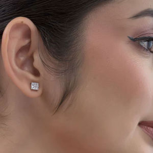 Élégantes boucles d'oreilles clous en diamant de laboratoire taille princesse, plaqué or 18 carats, certifiées IGI, idéales pour les fêtes, les cérémonies religieuses et les commémorations - Product Image 1