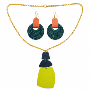 Pendientes de cuero hechos a mano con diseños únicos, ligeros, cómodos y de calidad artesanal para un estilo elegante. - Product Image 1
