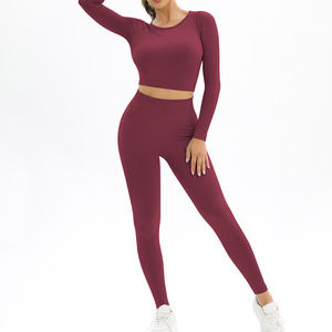 Conjunto de yoga sin costuras OEM personalizado para mujer: top corto, leggings de cintura alta y sujetador deportivo - Product Image 5