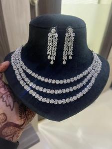 Ensemble de bijoux CZ avec collier à trois couches et boucles d'oreilles pour femmes |   Ensemble cadeau d'anniversaire en alliage de rhodium fait main, imitation mode indienne - Product Image 3