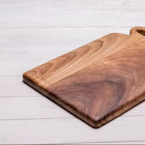 Tabla de Cortar Rectangular de Madera Rústica con Acabado Liso, Apta para Lavavajillas y No Tóxica - Product Image 1