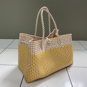 Bolso de hombro de plástico reciclado tejido a mano, cesta de mercado reutilizable ecológica, bolso de compras impermeable hecho a mano para la playa en verano - Product Image 2