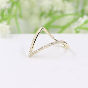 Anillo de banda único con diamante cultivado en laboratorio en forma de V, oro sólido de 10k, apilable, minimalista, joyería de lujo para enamorados. - Product Image 2