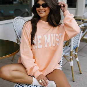 Pull-over unisexe en coton rose à col montant et imprimé en relief The Muse, coupe classique, tricoté, avec lettres personnalisées sur le devant - Product Image 2