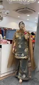 Elegante Conjunto de Kurti y Palazzo de Seda Fendi para Fiesta con Bordado de Lentejuelas Pesadas - Product Image 2