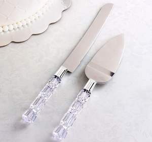 Elegante juego de dos piezas para cortar y servir pasteles, fabricado con cuchillas de acero inoxidable de primera calidad y estilo cristalino de lujo. - Product Image 3