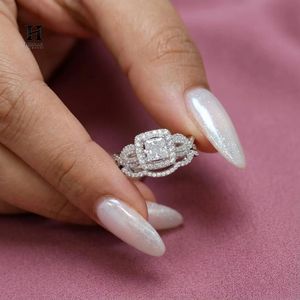 Anillo de compromiso de lujo con diamante de laboratorio talla princesa, oro blanco de 14K, halo y diseño de tallo dividido, conjunto nupcial apilable - Product Image 2