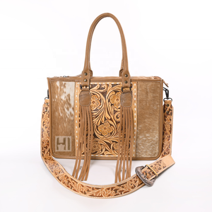 Bolso tote de cuero de vaca estilo vaquera occidental con flecos de gamuza y pelo. - Product Image 1