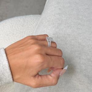 Anillo de Compromiso con Corte Radiante de 7 Quilates con Banda a Juego _ Anillo de Diamante Cultivado en Laboratorio _ Oro Blanco de 14K _ Certificado IGI E - VVS2 - Product Image 2