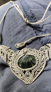 Collar con Colgante de Corazón de Macramé Crema con Piedra Natural Verde, Estilo Boho, Ajustable para Uso Diario, Joyería Unisex - Product Image 2
