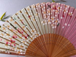 พัดไม้พับทำมือลายดอกซากุระสีชมพูและสีเบจ พัดตกแต่งสไตล์ศิลปะสำหรับตั้งโชว์สะสม - Product Image 3