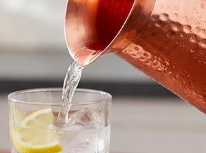Carafe à eau en cuivre artisanale de qualité supérieure, design élégant, vaisselle décorative pour la maison et les restaurants, durable et écologique - Product Image 3