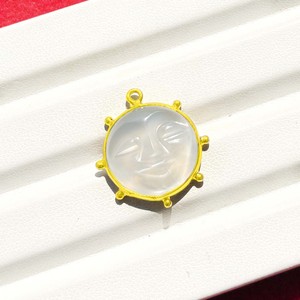 Pendentif visage de lune en nacre naturelle, sculpté à la main, coquille laiteuse, pierre précieuse, charme céleste, bijoux bohèmes, cadeau pour femmes - Product Image 3