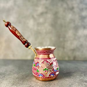 Autentica Cezve Turca per la Preparazione del Caffè con Corpo in Metallo Martellato e Manico Liscio in Legno per Amanti del Caffè Tradizionale - Product Image 3