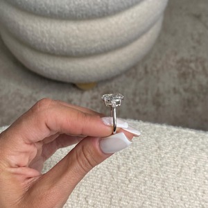 Anillo de Compromiso Clásico con Diamante Sintético (Cultivado en Laboratorio) de Corte Ovalado de 5 Quilates, Unisex, Chapado en Oro de 18K, Certificado, Moderno - Product Image 4