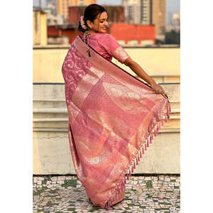 ผ้าไหมซาตินสีชมพูแบบ Banarasi Jaal พร้อมลายปักดิ้นสีชมพู  เสื้อผ้าอินเดียและปากีสถาน - Product Image 3