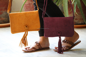 Sac à bandoulière en cuir suédé pour femmes, design élégant, fait à la main, nouvelle collection 2020 - Product Image 2