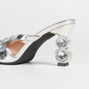 Sandalias de Tacón de Cristal de Lujo con Flores, Punta Puntiaguda, Tacones de Aguja Metálicos Plateados para Invitadas a Bodas de Verano - Product Image 6