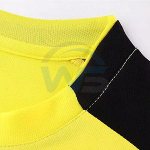 Dernier design d'uniformes de football en polyester respirant avec couleurs et tailles personnalisées, haute qualité pour les clubs et équipes de football - Product Image 3