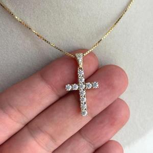 Pendentif Croix en Moissanite Artisanale de Qualité Supérieure avec Diamants Scintillants – Bijou Intemporel de Foi pour Elle – Disponible à la Vente - Product Image 4