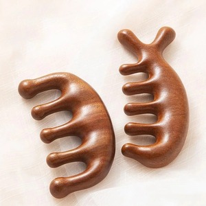 Peigne Gua Sha en bois de santal fait à la main en gros masseur facial à dents larges pour le massage du corps de la tête et des jambes - Product Image 2