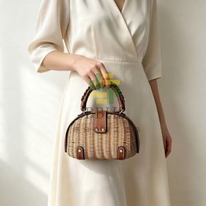 Bolso de Mano de Ratán para Mujer, Estilo Bohemio, Bolso de Paja de Verano con Cierre de Broche, Dos Asas, Color Natural - Product Image 1