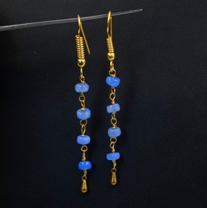 ต่างหูโอปอลเอธิโอเปียธรรมชาติ สีน้ำเงิน โอปอลไฟหลากสี ทอง 14K แบบคาโบชองประดับลูกปัด - Product Image 2