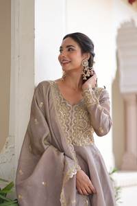 Collection de robes de créateurs haut de gamme prêtes à porter pour les vêtements indiens et pakistanais - Product Image 5