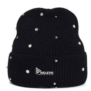 Casquette en tricot d'hiver en acrylique unie avec patch en cuir personnalisé, chapeau de ski avec badge en cuir personnalisé pour hommes/femmes, vente en gros - Product Image 1
