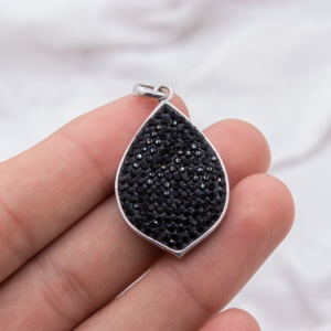 Vente en gros de pendentifs en argent sterling 925 massif sertis de zircone cubique noire en forme de larme, bijoux Memoria - Product Image 1