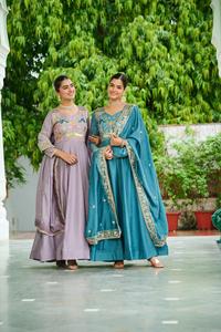 Robes Anarkali de mariage indiennes les plus belles, en soie Vichitra, ornées de paillettes riches, de broderies multi-fils et de broderies Zari. - Product Image 5