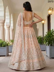 Lehenga Choli Clásico de Silueta Imperio Color Melocotón con Bordado Alemán Zari y Lentejuelas Plateadas, Sin Espalda, para Colección de Bodas - Product Image 2