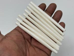 Cuentas de hueso de 1 pulgada con un diseño alargado tradicional, ideales para la fabricación de joyas, accesorios para el cabello, manualidades y decoración. - Product Image 5