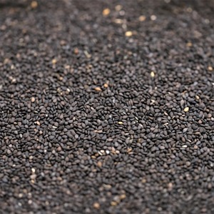 Graines de sésame noir premium, séchées naturellement, pour les acheteurs d'ingrédients alimentaires, avec tri soigné et emballage sécurisé, expédition fraîche. - Product Image 4
