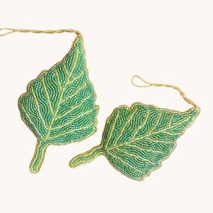 Décoration suspendue en feuilles vertes perlées avec zari |   Ornement brodé pour Ramadan, Eid et Noël |   Porte-clés faits à la main en gros - Product Image 2