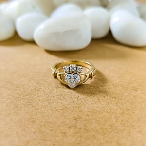แหวนทอง 14k รูปหัวใจแบบ Claddagh ประดับมงกุฎเพชรเลี้ยงในห้องปฏิบัติการ พร้อมใบรับรอง IGI แหวนหมั้นรูปหัวใจ แหวนเพชรวาเลนไทน์ - Product Image 4