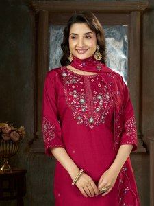 Conjunto de Kurti de Seda Bordada Color Granate Marina de Secado Rápido con Dupatta, Ropa Casual Tradicional India y Pakistaní para Mujer, Corte Regular - Product Image 1