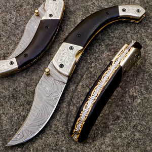 Cuchillo Plegable de Acero de Damasco Hecho a Mano MORTAL SAGA con Empuñaduras Grabadas y Funda de Cuero - Cierre de Seguridad EDC Personalizado con Garantía de 1 Año - Product Image 1