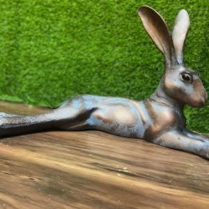 Sculpture de lapin en bronze, technique de moulage à la main, finition bronze, statue de lapin en métal pour décoration de jardin, articles de Pâques, prix de gros - Product Image 4