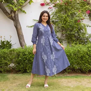 Robe Kurta en coton brodé bleu pour femmes, robe longue à manches longues boutonnée sur le devant, robe midi décontractée, tenue traditionnelle indienne d'été - Product Image 2