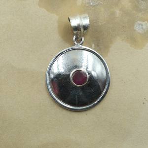 Colgante de Disco Redondo de Plata de Ley 925 con Gema de Rubí Rosa Natural, Hecho a Mano, Minimalista, con Engaste de Bisel, Joyería de Sanación con Rubí, Regalo para Todos - Product Image 3