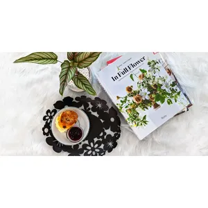 Plateau de service décoratif en métal noir avec motif floral découpé pour table basse, repas et décoration intérieure - Product Image 3