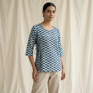 Kurti court en coton imprimé bleu et blanc pour femme, col rond, manches trois quarts, détail de nouage latéral, coupe ample, tenue ethnique pour tous les jours - Product Image 5