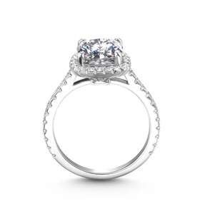 Bague de fiançailles et de mariage de luxe pour femme en argent sterling plaqué or 18 carats avec moissanite halo taille coussin de 4 carats - Product Image 2