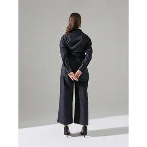 Ensemble coordonné noir pour femmes, haut asymétrique à manches longues et pantalon droit, élégant pour le bureau ou les soirées - Product Image 1